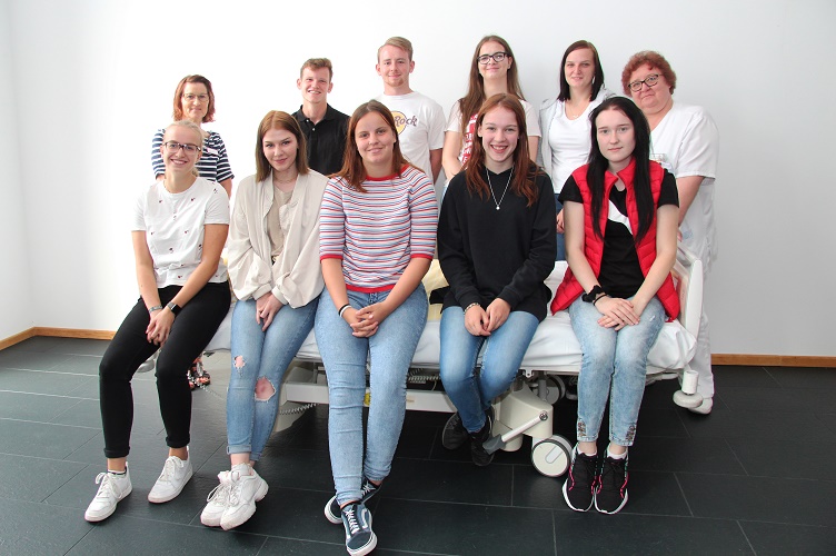 21 junge Leute lernen Stationsalltag kennen 