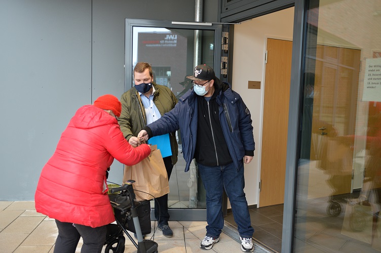 CVJM verteilte Geschenke: „Heiligabend to go“