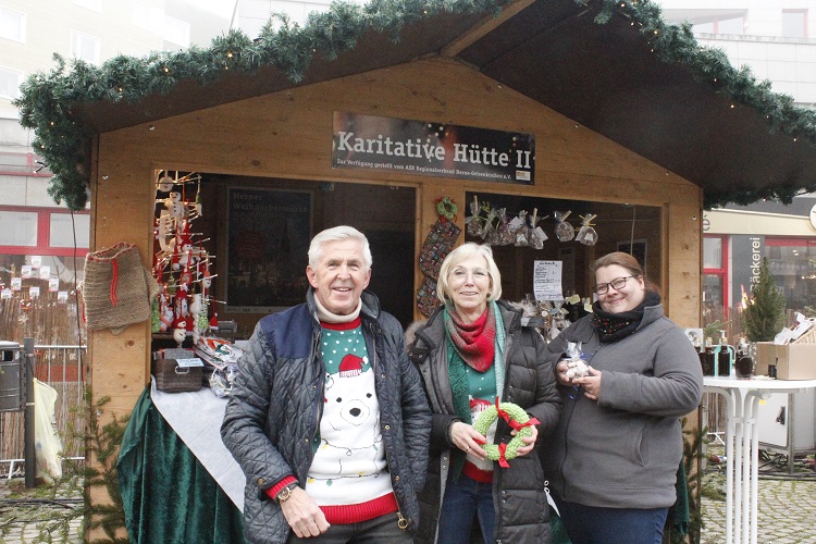 Karitative Hütten auf dem Weihnachtsmarkt  