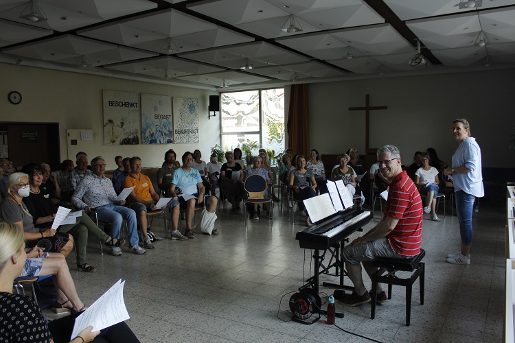 Chor vereint mehrere Generationen