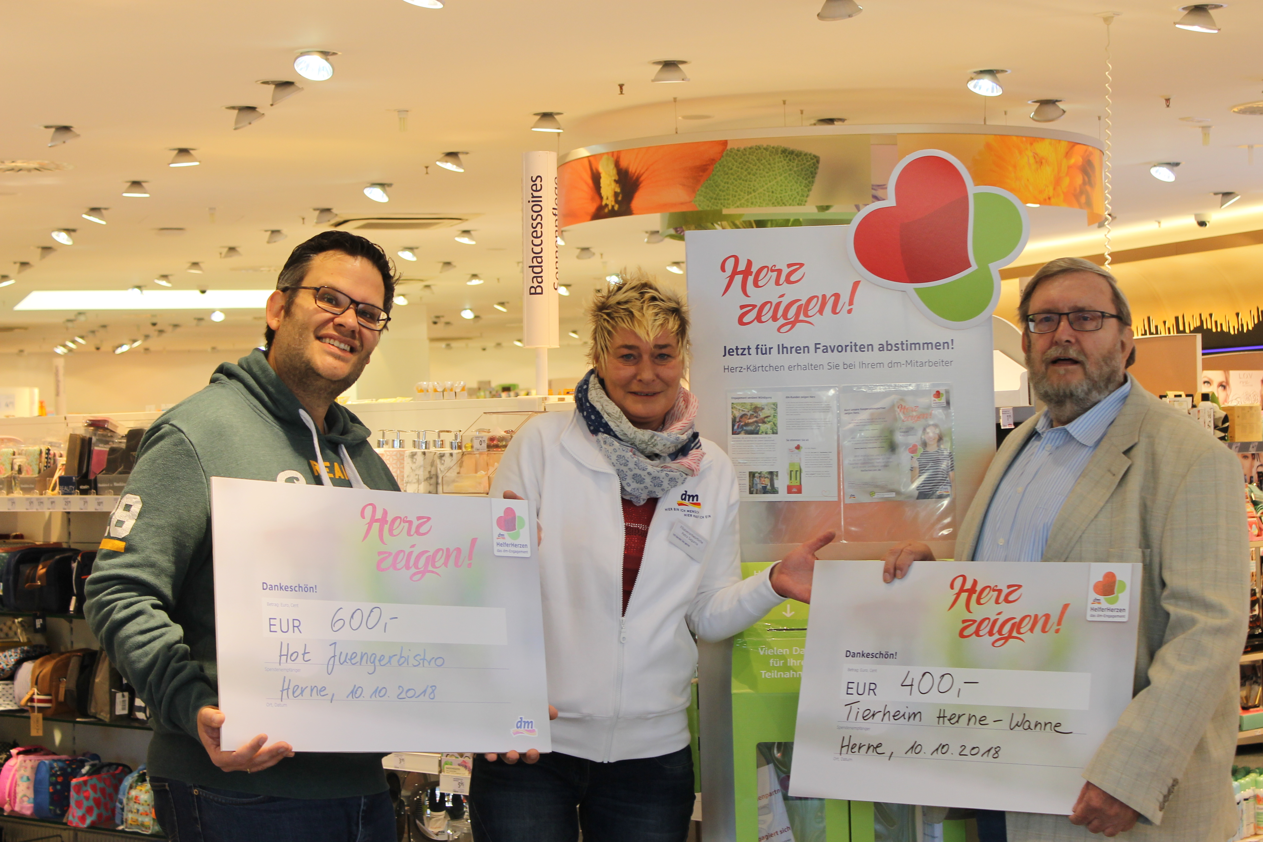 Drogeriemarkt dm spendet Hot-Juengerbistro und Tierheim Wanne