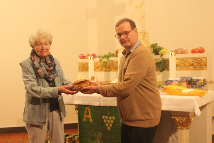 Reich gedeckter Gabentisch