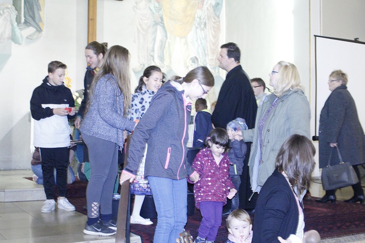 Zehn Eimer zeigten Bedeutung des Wassers auf 