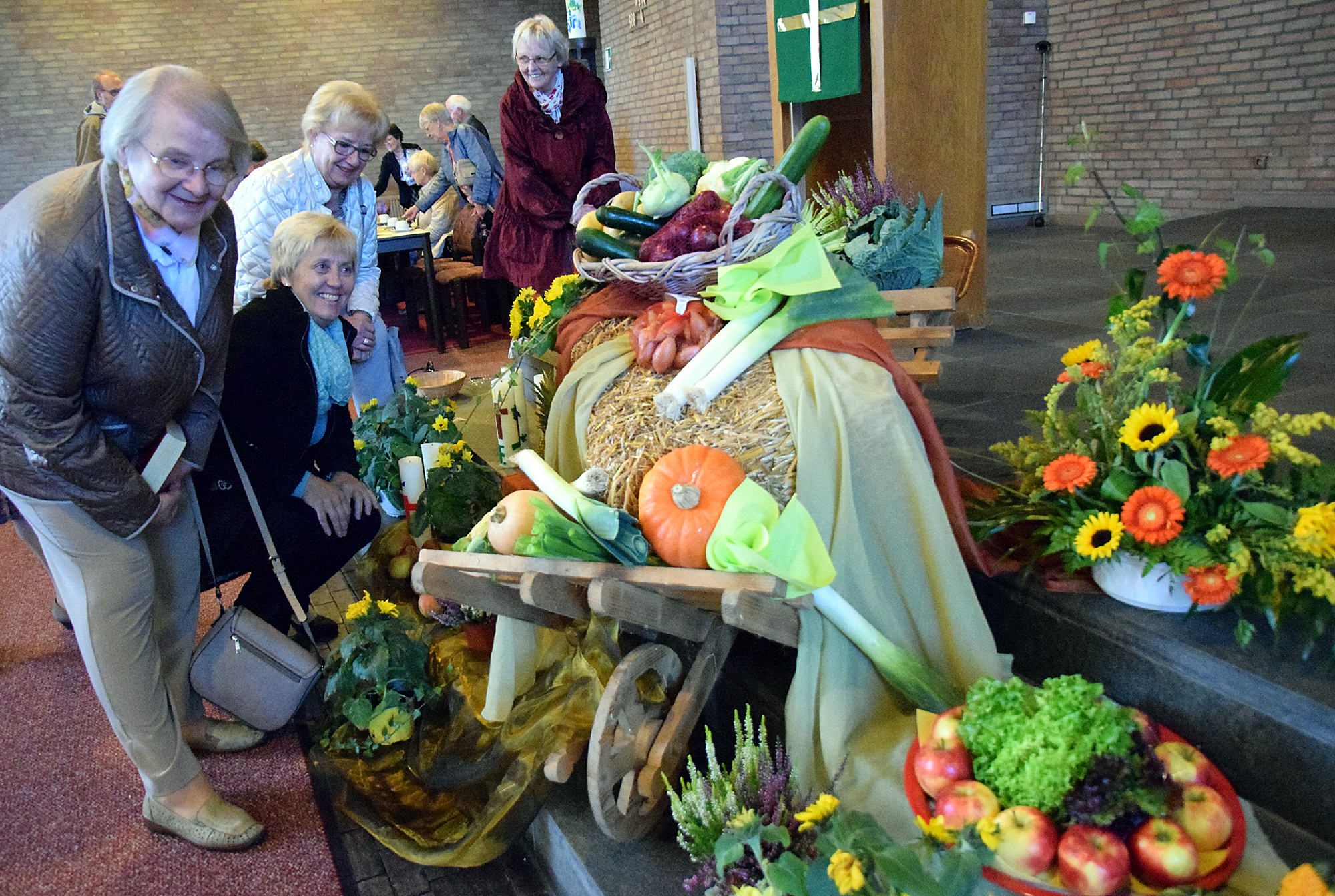 Erntedank-Altar in herbstlichen Farbe