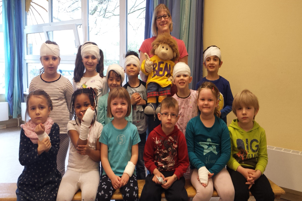 Kindergartenkinder lernen Erste-Hilfe