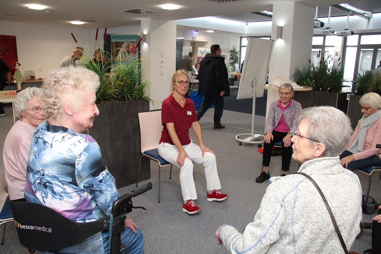  Bewegungsfreudige Seniorinnen 