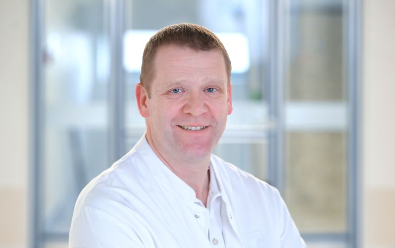 Über 100 Prothesen pro Jahr