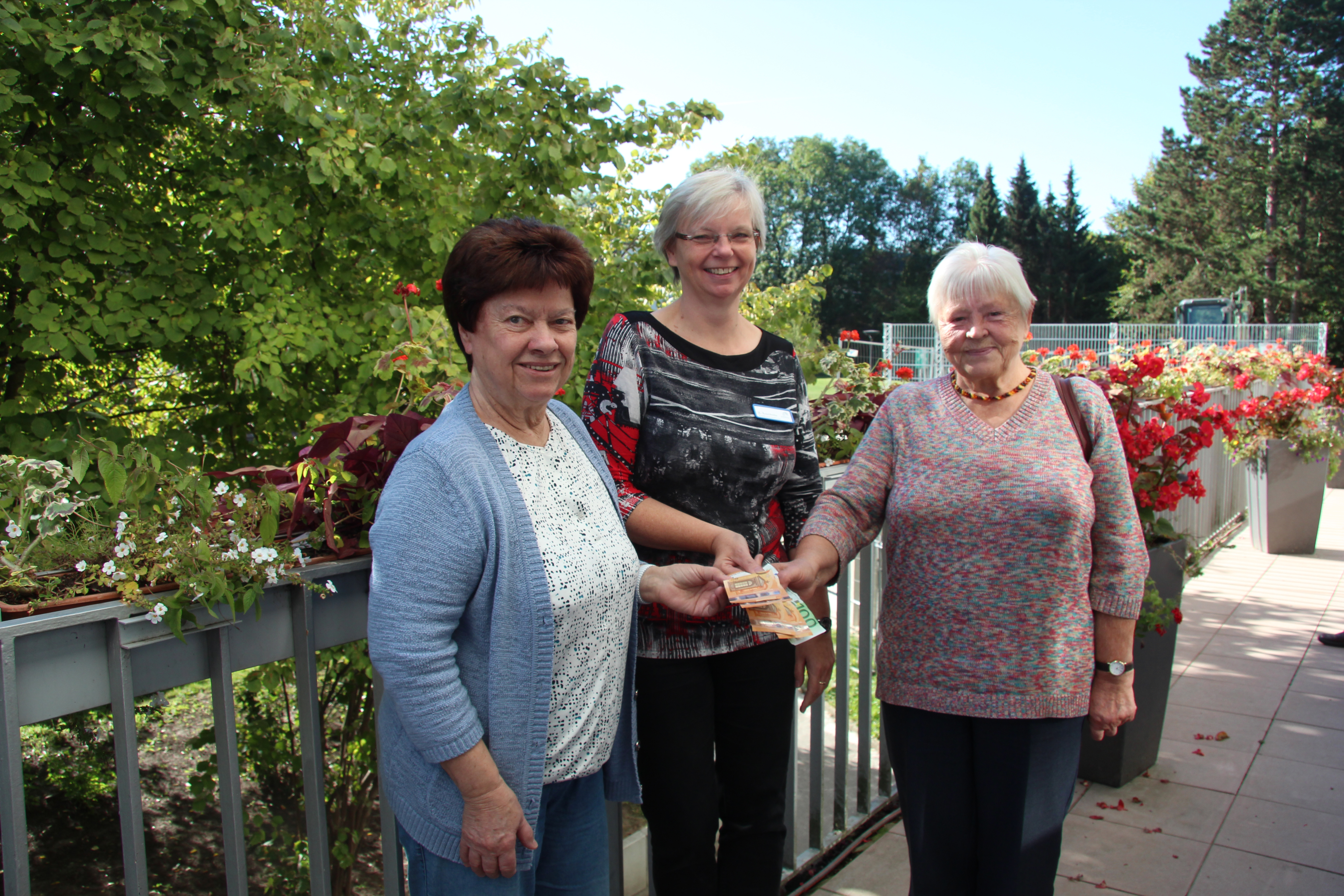 Frauenhilfe spendet 300 Euro für Palliativstation