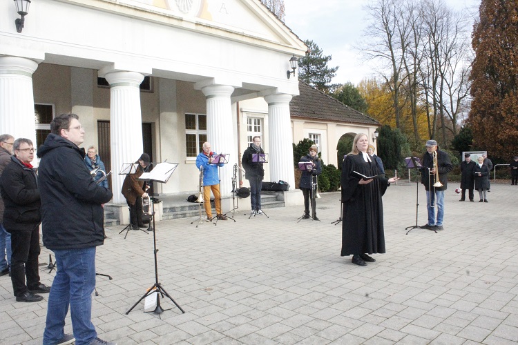 Auf dem Friedhof der Verstorbenen gedacht