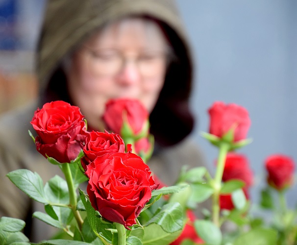 Faire Blumen für Passantinnen