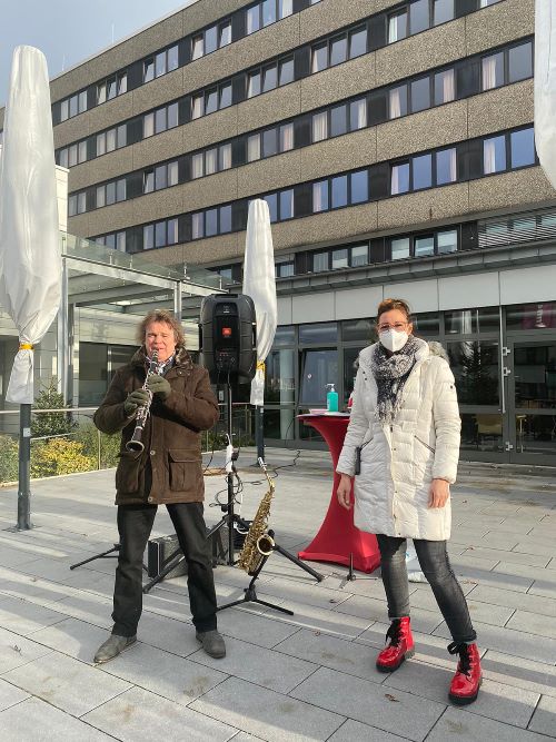 Fensterkonzert erfreute Patienten und Mitarbeitende