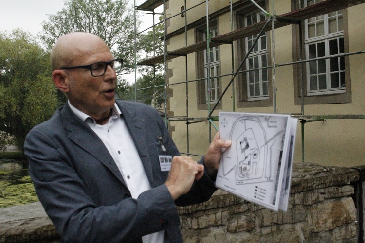 Eine Leiche unter dem Fußboden