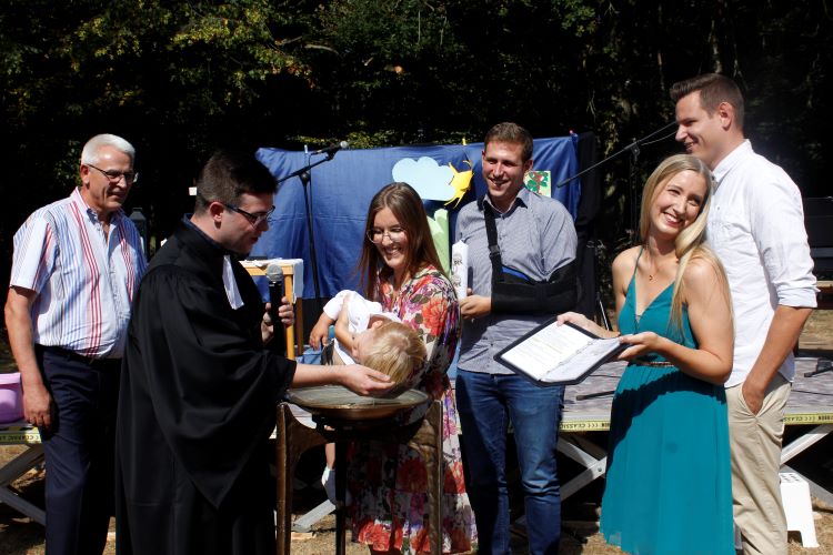 Vier Taufen im Gottesdienst zum Gemeindefest