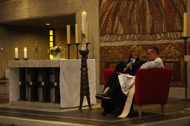 Sofa-Predigt, Posaunenklang, Backbananenduft