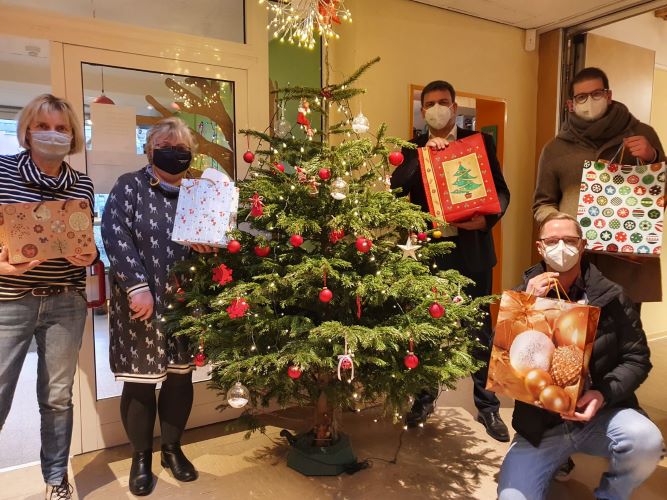 Kinder beschenken Senioren