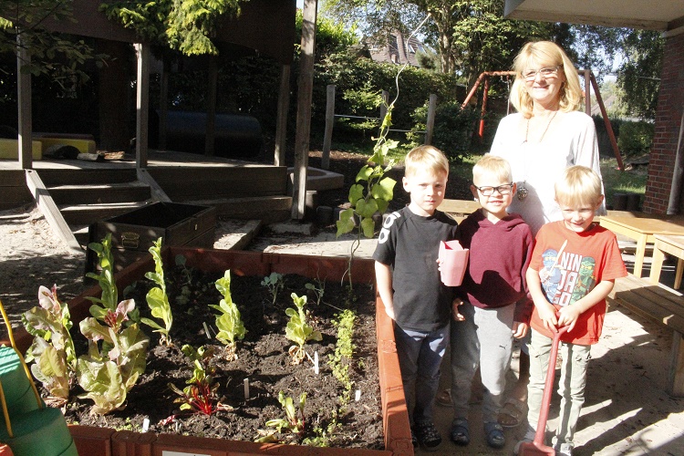 Patin stiftet ein Gemüsebeet