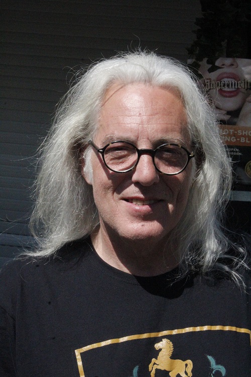 Zylinder an den Nagel gehängt