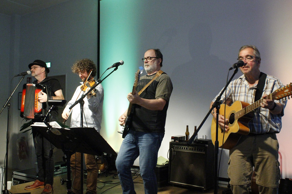 Gemeindehaus erbebte irisch