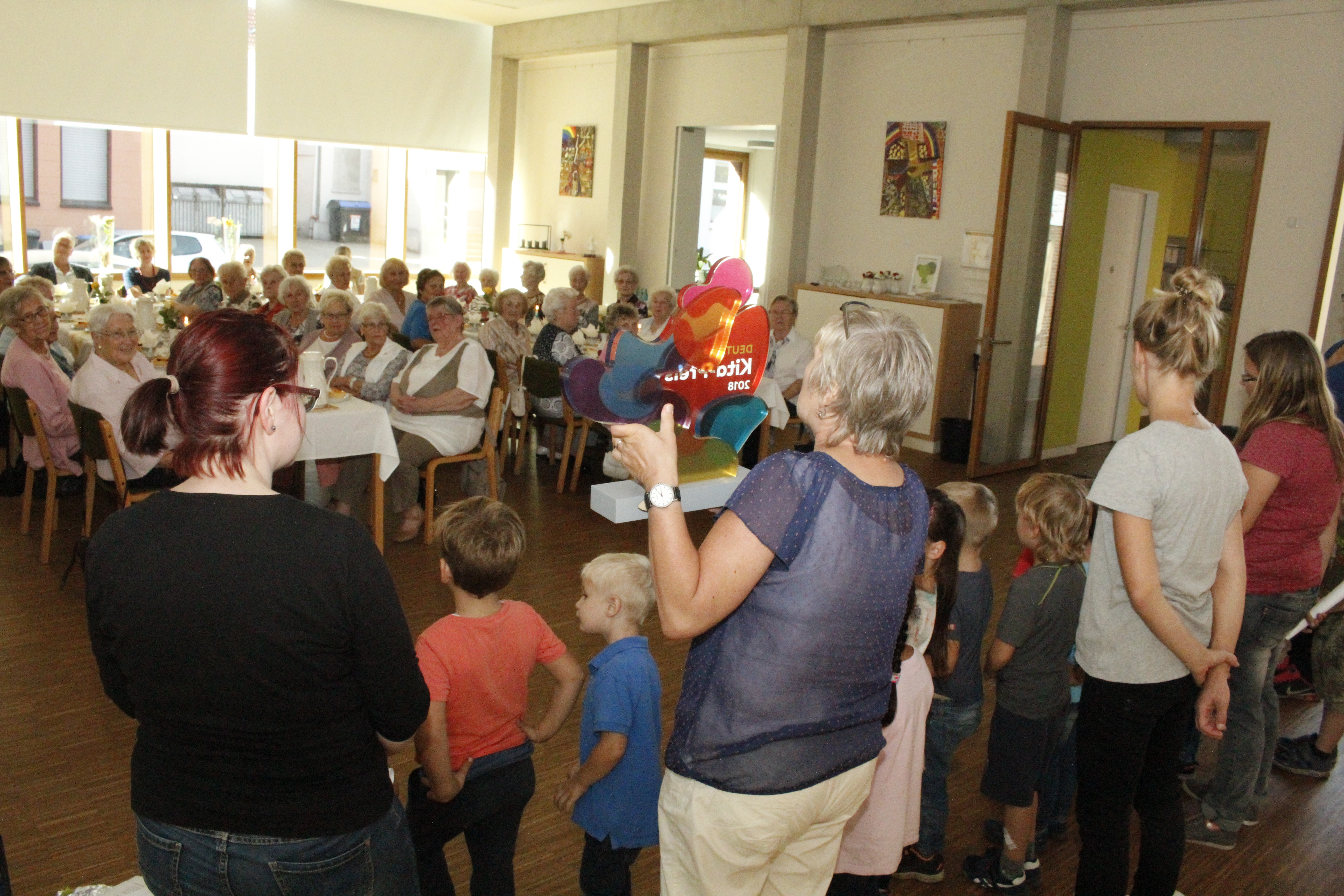 Kindergartenkinder brachten Frauenhilfe in Bewegung