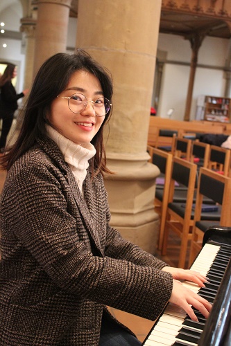 Südkoreanerin an der Orgel