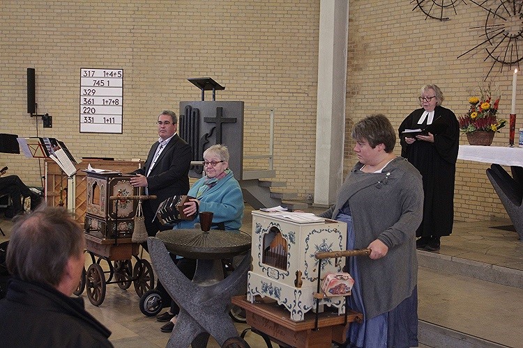 Jubiläumskonfi: Kirchenlieder auf der Drehorgel