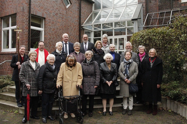 Sechs Gnadenkonfirmandinnen in Baukau