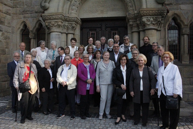 Konfirmanden umsorgten Konfirmationsjubilare