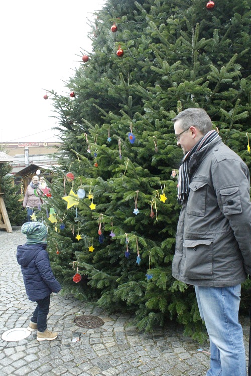 Kinder schmückten Riesentanne