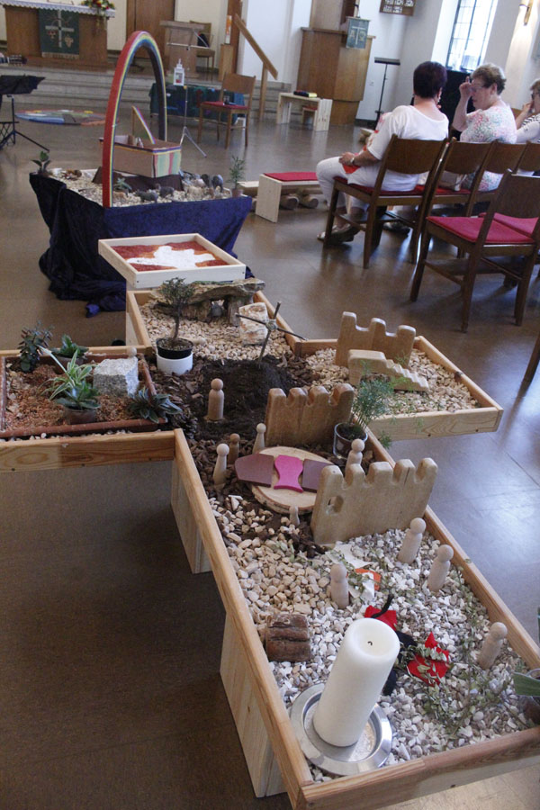 Erwachsene fühlen sich wohl in der Kinderkathedrale