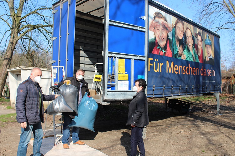 Bunter Container lud zur Kleidersammlung ein