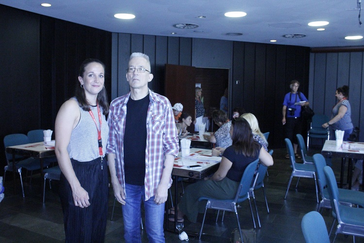 Spontanes Zeichen von Nächstenliebe