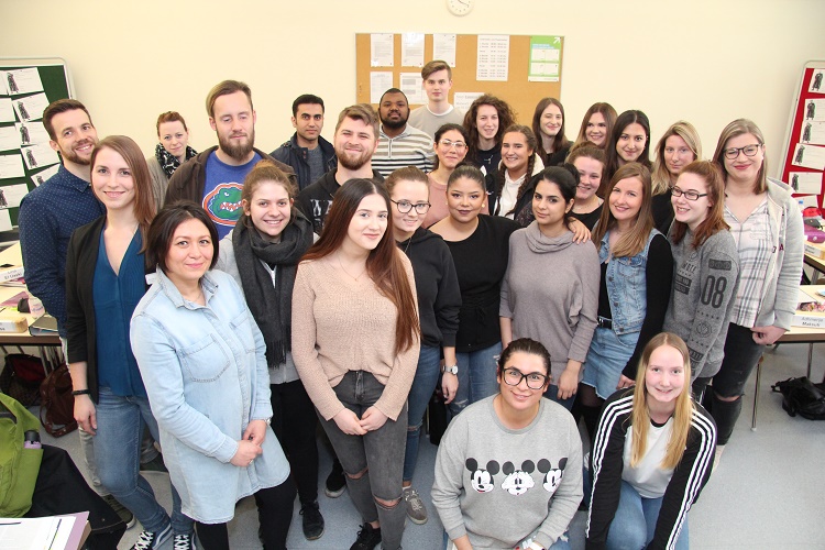 30 Krankenpflegeschüler starten in die Ausbildung