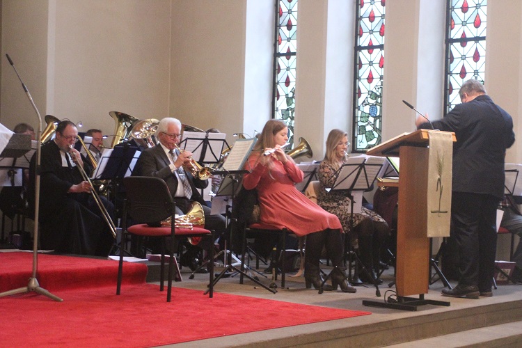 Männer schauen hinter RVR-Kulissen