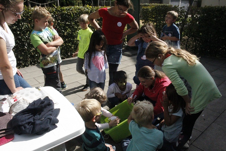 Mit viel Eifer Papier geschöpft