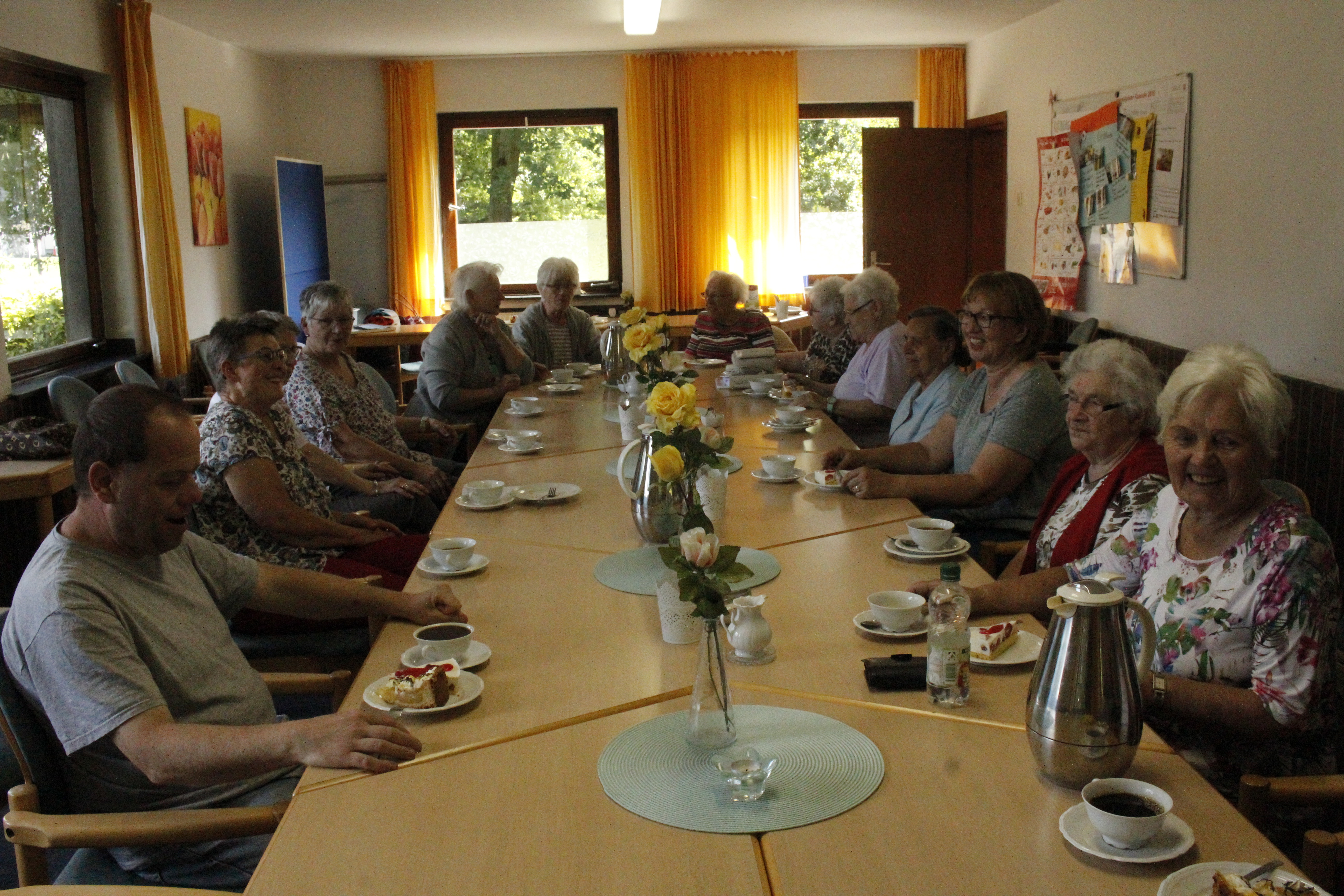 Bücherei nun an Cafétagen