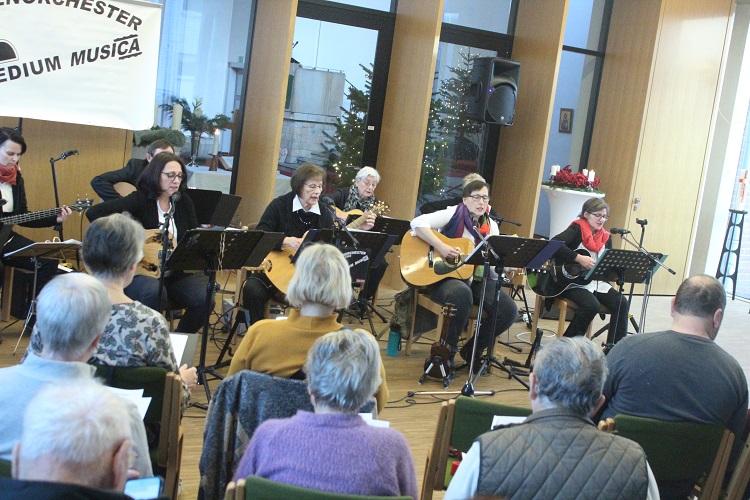 Advent mit Saitenklang begrüßt