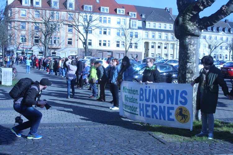 Hand in Hand gegen Rechtsextremismus