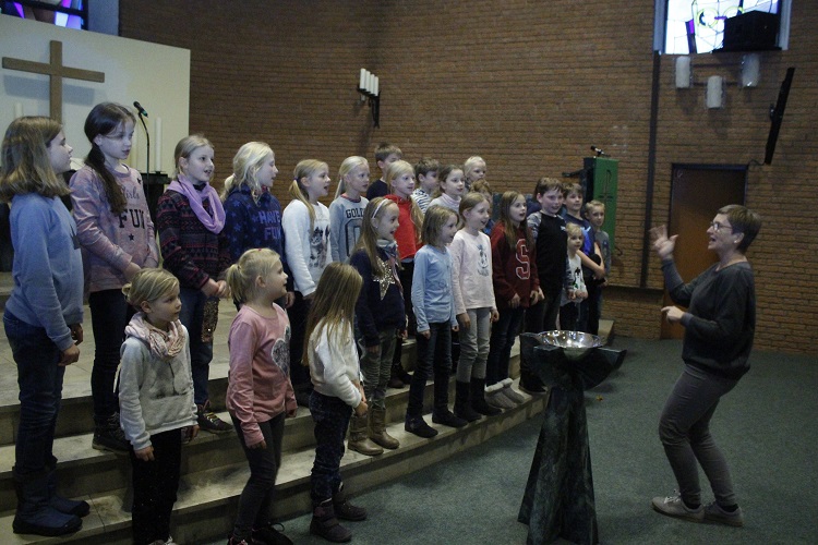 Jesuskind weint und wird gewickelt