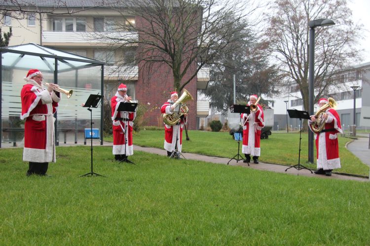 Musizierende Nikoläuse erfreuen Patienten