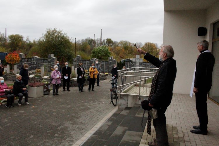 Ökumenisches Totengedenken auf dem Friedhof