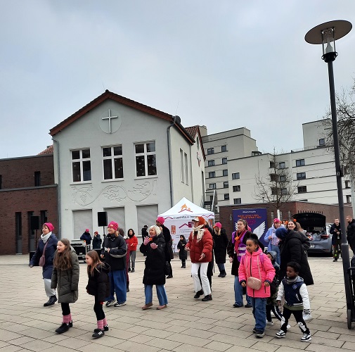 Flügel gegen Gewalt ausgebreitet