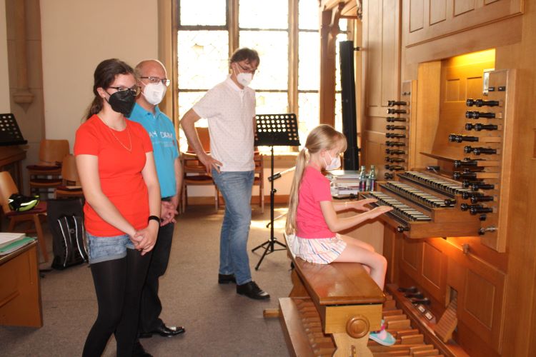 Kinder erkundeten die „Königin der Instrumente“