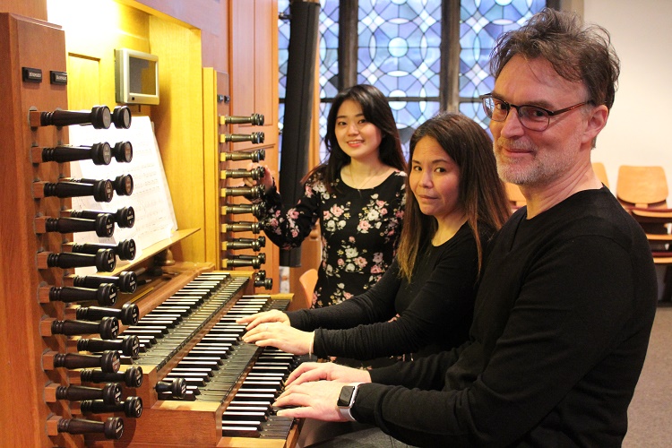 Mit vier Händen und vier Füßen