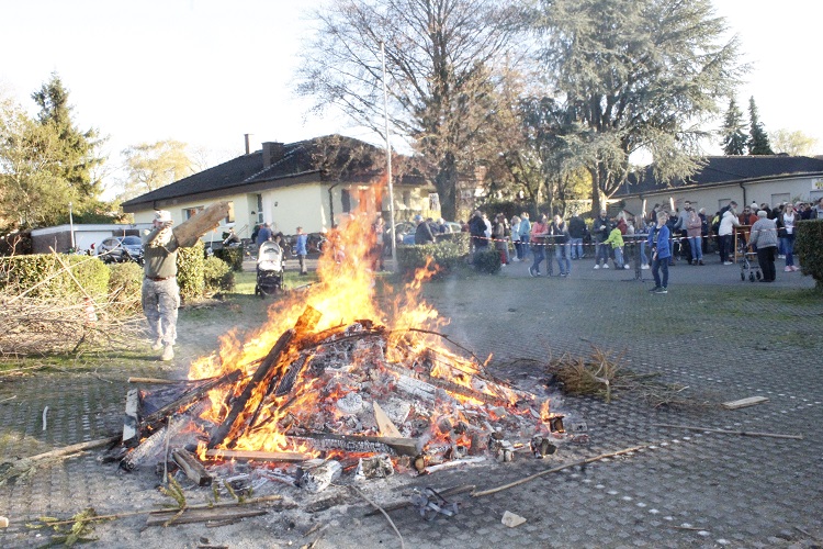 In vielen Gemeinden brannten Osterfeuer