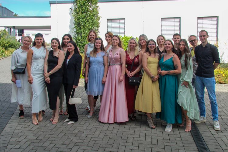 15 Auszubildende freuen sich über ihr Pflegeexamen