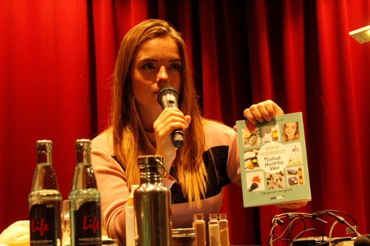 Charlotte Schüler macht Trockenshampoo aus Heilerde