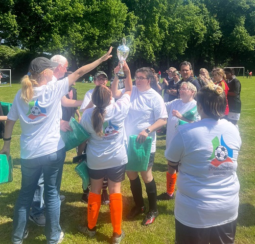 Bei erster Teilnahme Pokal gewonnen