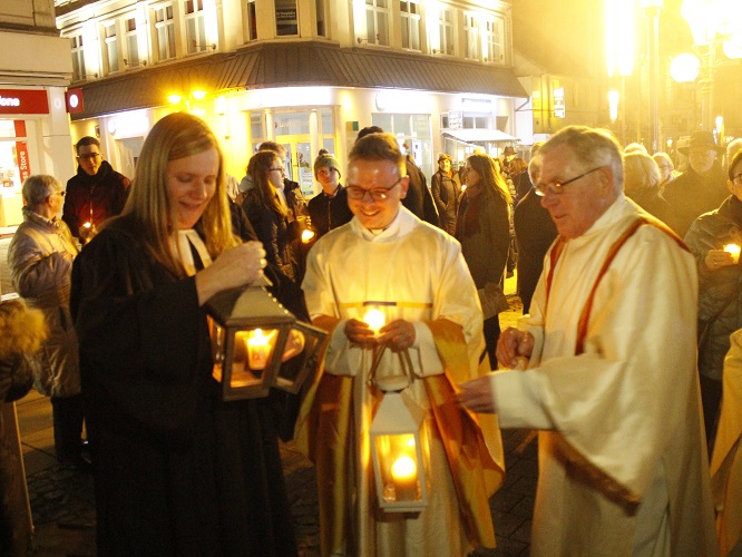 Abendausklang mit Lichtübergabe im Freien