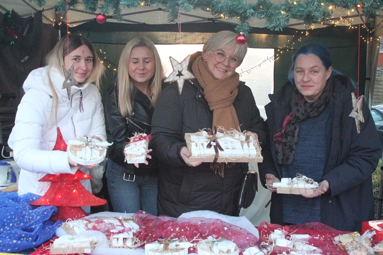 Regenbogenhaus mit Krippe aus Gips