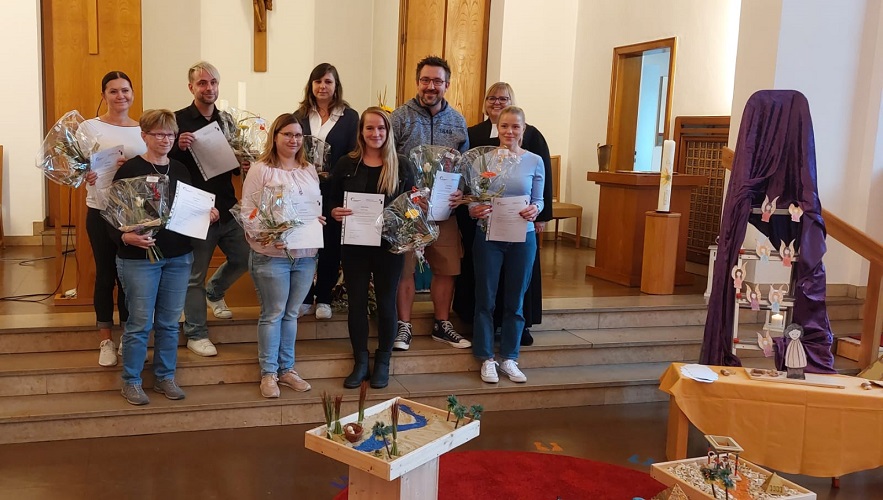 Zertifikate und Blumen zum erfolgreichen Abschluss